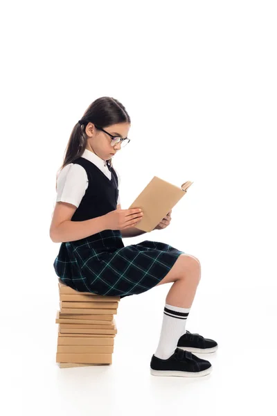 Preadolescente Colegiala Gafas Lectura Sentado Los Libros Sobre Fondo Blanco — Foto de Stock