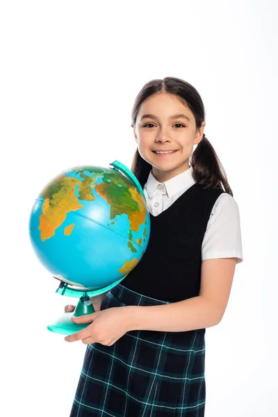 Dünya Tutan Beyaza Izole Edilmiş Kameraya Bakan Neşeli Okul Çocuğunun — Stok fotoğraf