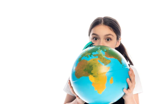 Schoolkid Segurando Globo Perto Rosto Olhando Para Câmera Isolada Branco — Fotografia de Stock