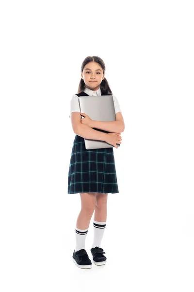 Lächelndes Schulkind Umarmt Laptop Und Blickt Kamera Auf Weißem Hintergrund — Stockfoto