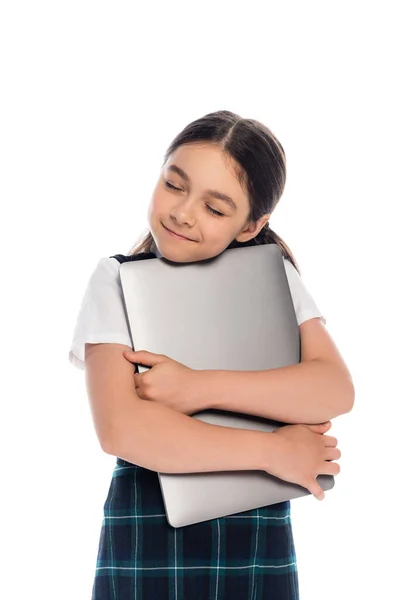 Portret Van Lachende Schoolmeisje Knuffelen Laptop Geïsoleerd Wit — Stockfoto