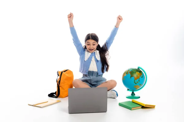 Emocionado Escolar Mirando Computadora Portátil Cerca Los Libros Ordenador Portátil —  Fotos de Stock