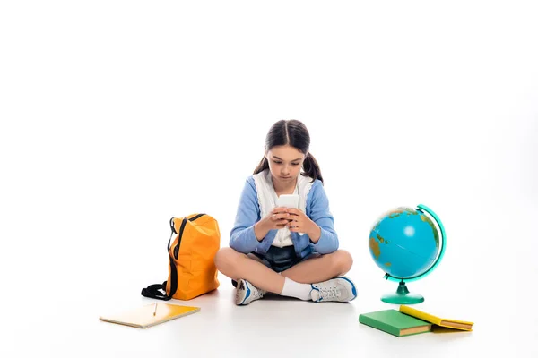 Schulkind Mit Smartphone Weltnähe Und Rucksack Auf Weißem Hintergrund — Stockfoto