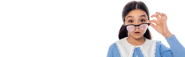 Шокований Дев Ятнадцять Зіниць Тримає Окуляри Ізольовані Білому Банер — стокове фото