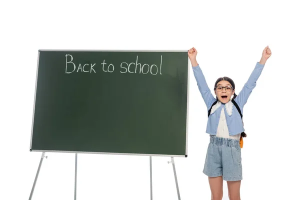 Aufgeregte Schülerin Zeigt Geste Der Nähe Der Tafel Mit Schulbuchstaben — Stockfoto