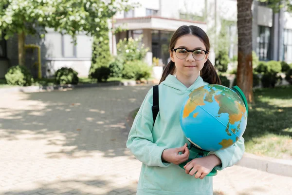 Colegiala Con Mochila Celebración Globo Calle Urbana — Foto de Stock