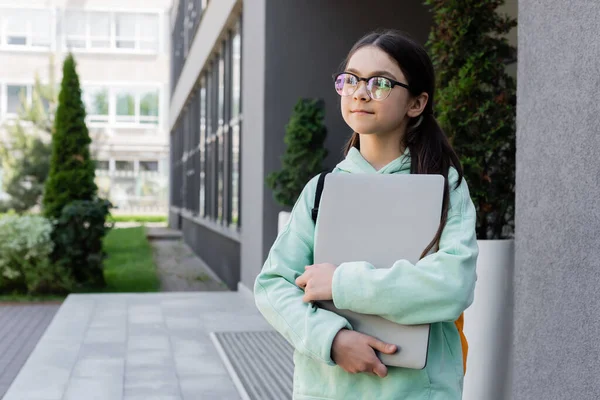 Preteen Iskolás Szemüveg Kezében Laptop Városi Utcában — Stock Fotó