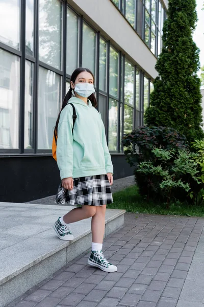 Iskoláslány Orvosi Maszkban Sétál Közel Épület Szabadban — Stock Fotó