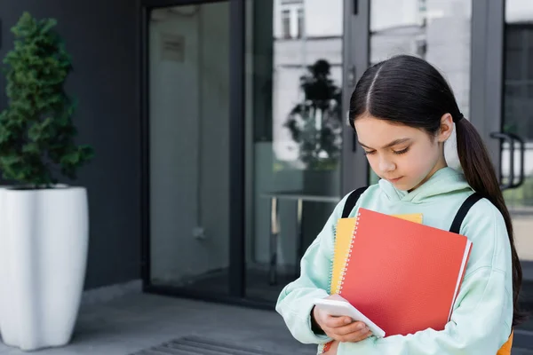 Schoolgirl Notebooks Using Smartphone Urban Street — Stock Photo, Image