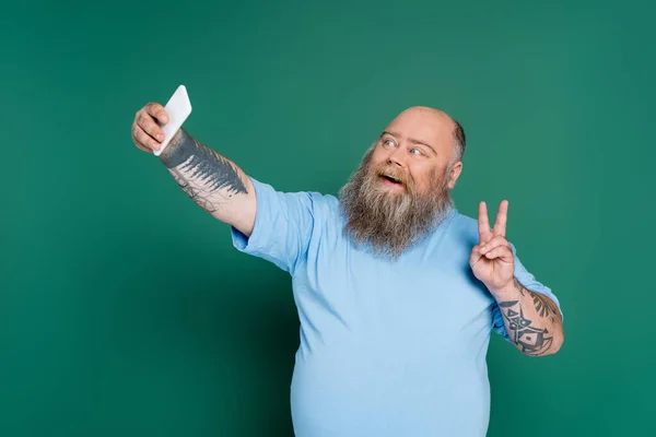 Hombre Con Sobrepeso Feliz Barbudo Mostrando Signo Victoria Mientras Toma — Foto de Stock