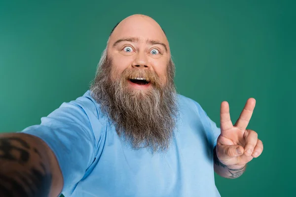 Amazed Size Man Beard Showing Victory Gesture Isolated Green — Foto de Stock