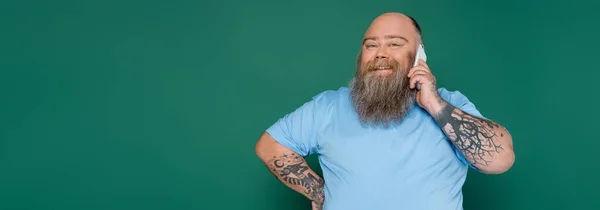 Cheerful Overweight Man Beard Talking Cellphone Isolated Green Banner — Stockfoto