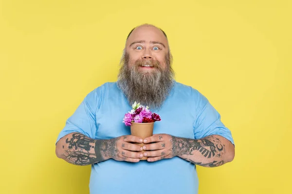 Excited Size Man Tattoos Holding Paper Cup Colorful Flowers Isolated — Foto de Stock
