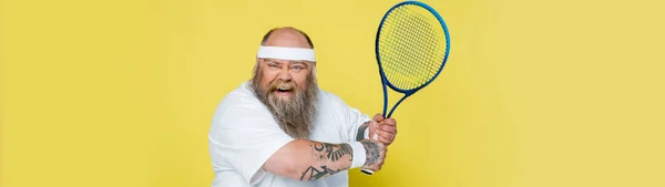 Excité Taille Homme Avec Barbe Raquette Tennis Regardant Caméra Isolée — Photo