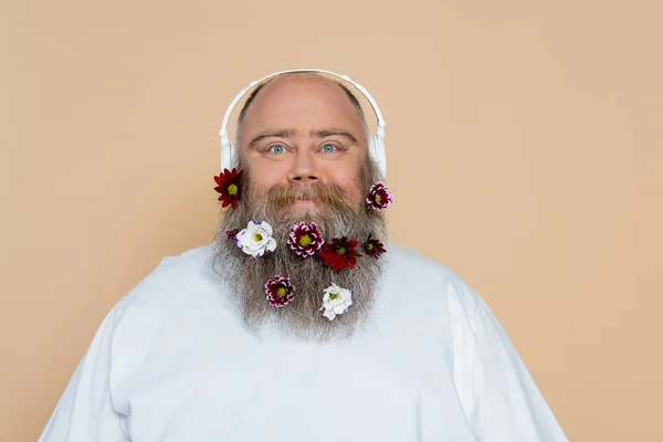 Heureux Homme Surpoids Avec Décor Floral Dans Barbe Écouter Musique — Photo