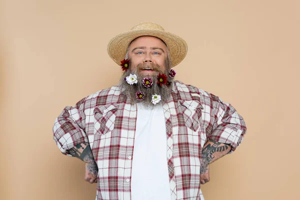 Happy Overweight Man Straw Hat Plaid Shirt Posing Flowers Beard — Foto Stock