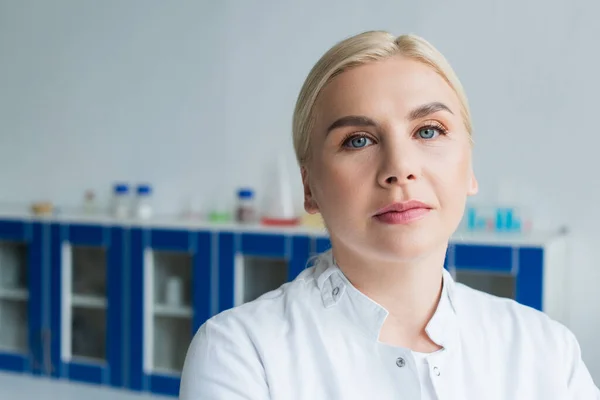 Portret Van Wetenschapper Witte Jas Laboratorium — Stockfoto