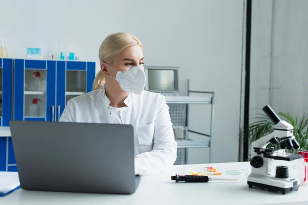 Scientist Protective Mask Using Laptop Looking Microscope Lab —  Fotos de Stock