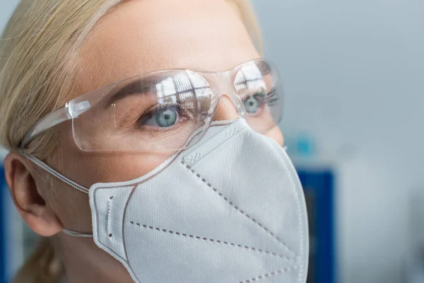 Ritratto Scienziato Maschera Protettiva Occhiali Protettivi Laboratorio — Foto Stock