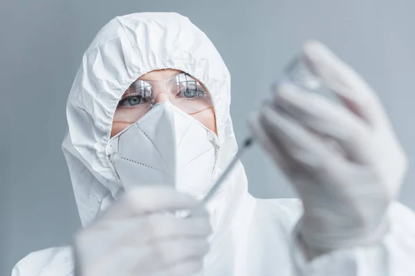 Wissenschaftler Warnanzug Und Schutzbrille Mit Verschwommener Spritze Und Impfstoff Labor — Stockfoto