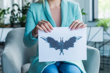 Rorschach testini muayene odasında tutan psikolog görüşü. 