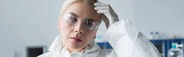 Scientist Protective Goggles Suit Looking Away Laboratory Banner — Stock Fotó