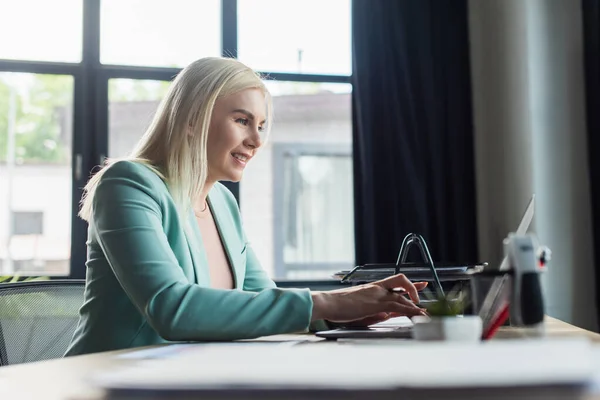 Smiling Psychologist Using Laptop Consultation Room — Fotografia de Stock