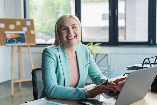 Smiling Psychologist Looking Camera Laptop Consultation Room — Φωτογραφία Αρχείου