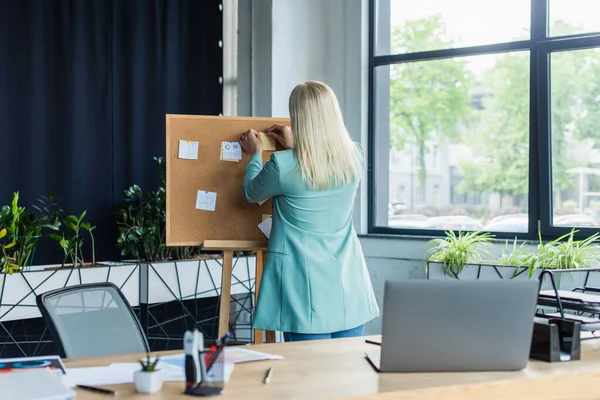 Back View Psychologist Holding Sticky Notes Board Consultation Room — Stockfoto