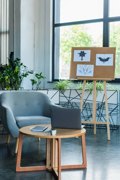 Rorschach Test Board Laptop Notebook Consultation Room — Foto de Stock