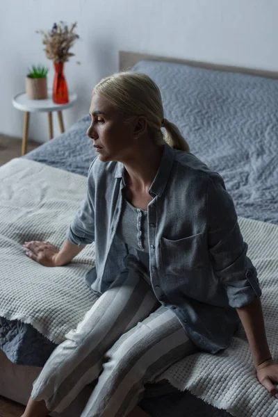 Depressieve Blonde Vrouw Met Menopauze Zitten Bed Thuis — Stockfoto