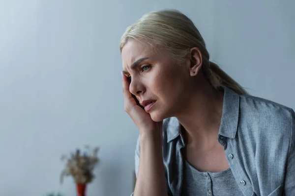 Uitgeput Blonde Vrouw Met Menopauze Lijden Aan Hoofdpijn Thuis — Stockfoto