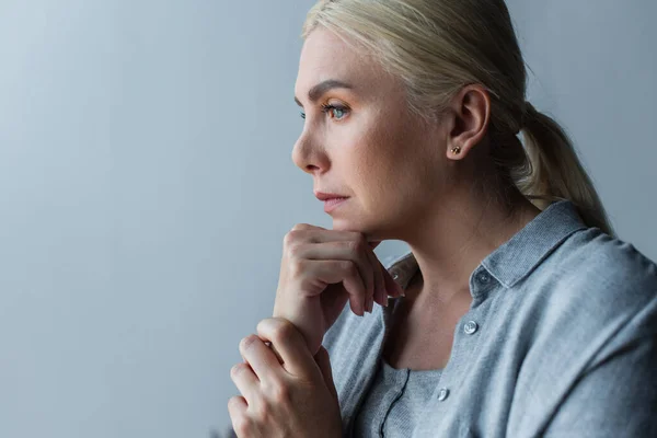 Retrato Mujer Rubia Con Ojos Azules Preocupada Por Menopausia —  Fotos de Stock