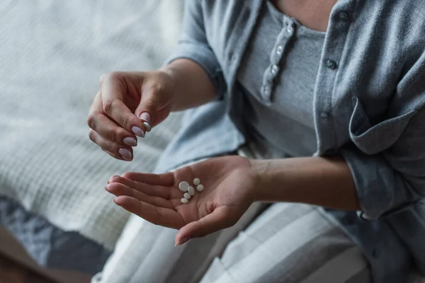 Vista Recortada Mujer Con Menopausia Sosteniendo Píldoras Las Manos — Foto de Stock