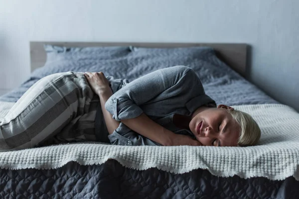 Mujer Rubia Acostada Cama Con Dolor Estómago Durante Menopausia —  Fotos de Stock