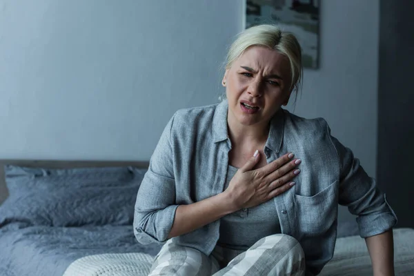 Wanita Pirang Kelelahan Menyentuh Dada Dan Merasa Sakit Selama Menopause — Stok Foto
