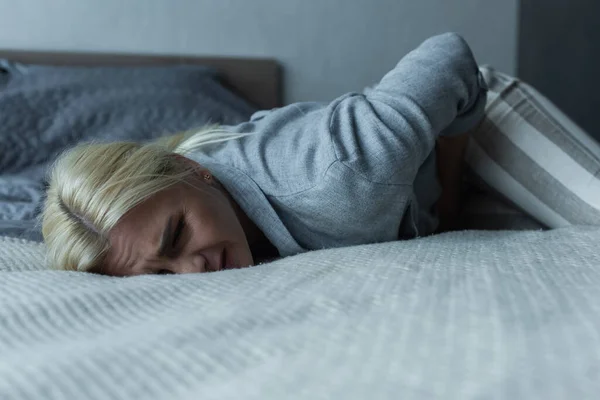 Mujer Estresada Acostada Cama Mientras Siente Dolor Estómago Durante Menopausia —  Fotos de Stock
