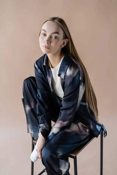 Joven Mujer Pelo Largo Ropa Estilo Tie Dye Posando Silla — Foto de Stock