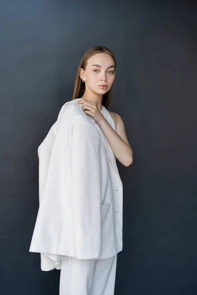 Mujer Bonita Elegante Con Chaqueta Blanca Mirando Cámara Fondo Negro — Foto de Stock