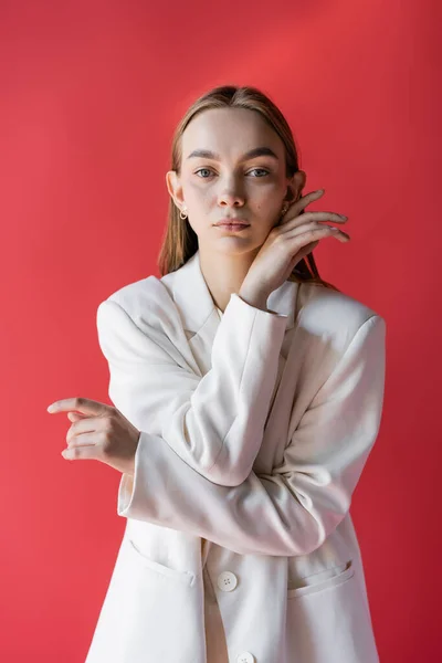 Young Woman White Blazer Looking Camera Isolated Crimson — Stockfoto