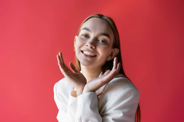 Cheerful Stylish Woman Hands Face Smiling Camera Isolated Pink — ストック写真