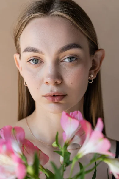 Retrato Jovem Mulher Com Pele Limpa Maquiagem Natural Olhando Para — Fotografia de Stock