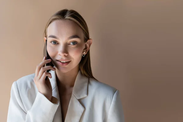 Mujer Sonriente Elegante Hablando Teléfono Móvil Aislado Beige — Foto de Stock