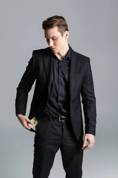 Hombre Elegante Ropa Formal Negro Conseguir Dinero Bolsillo Aislado Gris — Foto de Stock