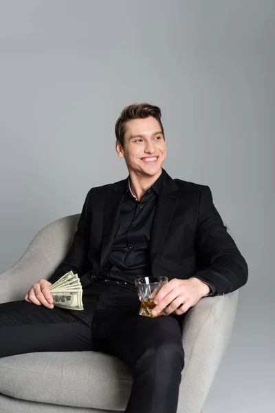 Hombre Feliz Con Dinero Whisky Sentado Sillón Mirando Hacia Otro — Foto de Stock