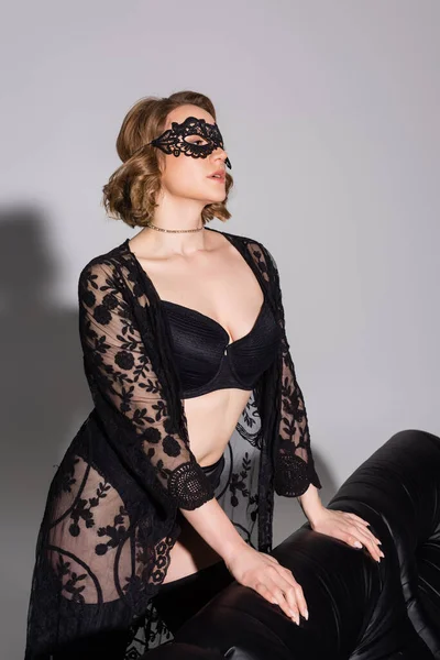 Seksi Çamaşırlı Siyah Dantel Maskeli Seksi Bir Kadın Gri Arka — Stok fotoğraf
