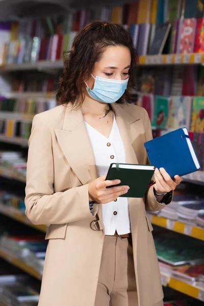 Young Woman Medical Mask Holding Copybooks Stationery Store — Fotografia de Stock