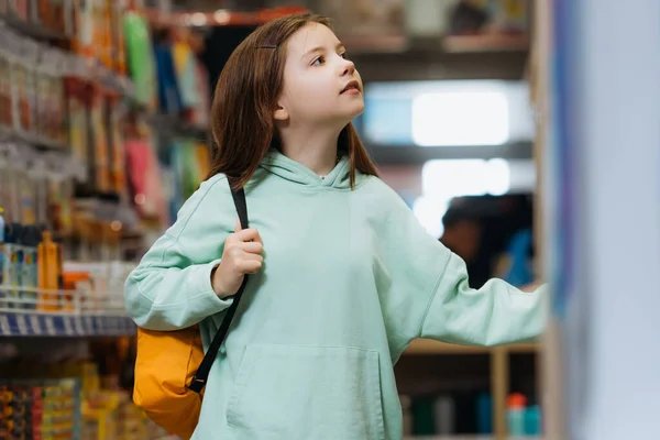 Girl Backpack Looking Away While Standing Stationery Shop — 스톡 사진