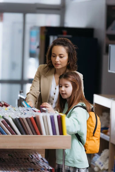 Mom Daughter Choosing Variety Notebooks Stationery Store — 스톡 사진