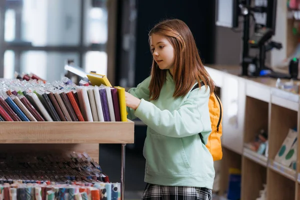 Schoolgirl Choosing Variety Copybooks Stationery Store — Φωτογραφία Αρχείου